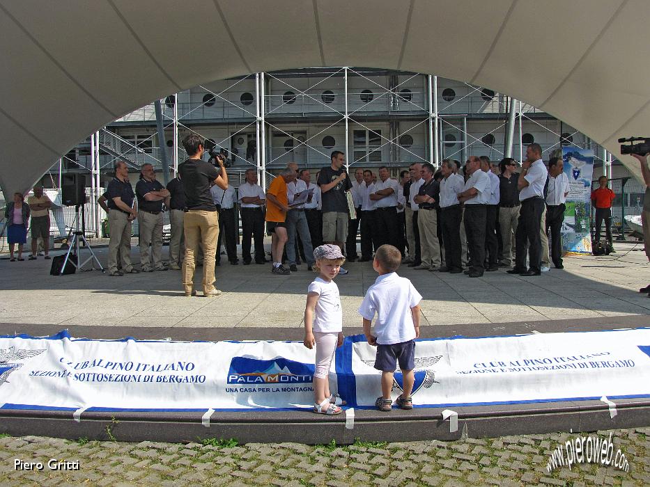 13 La manifestazione allietata dai cori 'Voci del Lago' di Lovere e ANA Monte Alto di Rogno.jpg